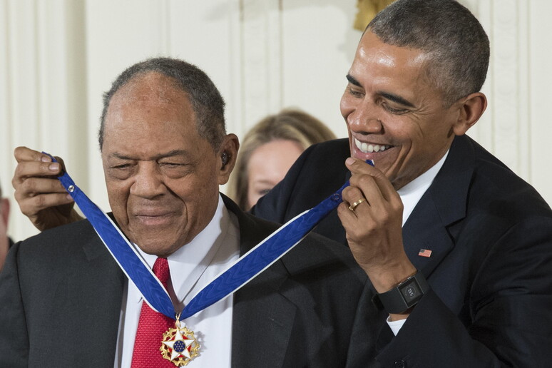 Il presidente Obama consegnando la Medal of Freedom (Medaglia Presidenziale della Libertà) a Mays © ANSA/EPA