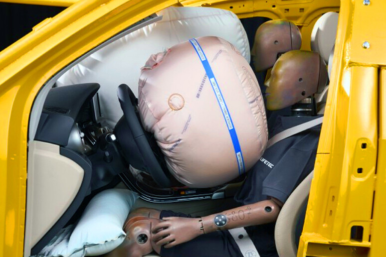 Auto autonome, c 'è l 'airbag che protegge chi siede sdraiato - RIPRODUZIONE RISERVATA
