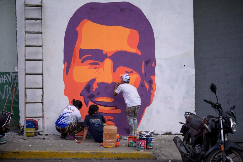 Un manifesto elettorale per Nicolas Maduro © ANSA/AFP