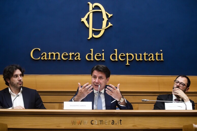Giuseppe Conte (C) con il capogruppo alla Camera, Francesco Silvestri, e  al Senato, Patuanelli - RIPRODUZIONE RISERVATA