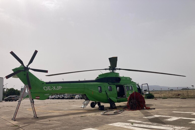 Lotta agli incendi, operativi due nuovi elicotteri Superpuma - RIPRODUZIONE RISERVATA