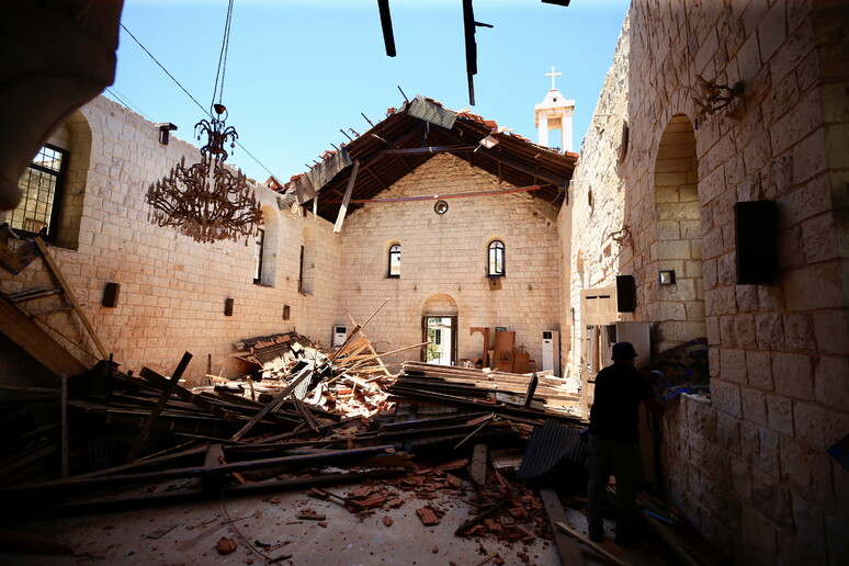 Libano, una chiesa cattolica danneggiata nei bombardamenti - RIPRODUZIONE RISERVATA