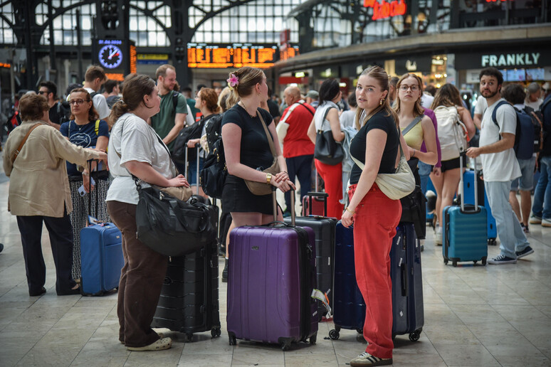 Folla di viaggiatori in Stazione centrale a Milano - RIPRODUZIONE RISERVATA