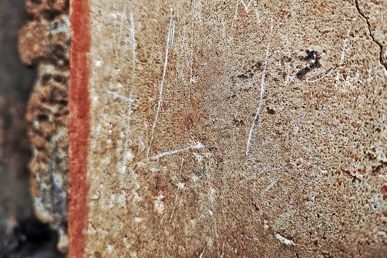 Turista vandalizza parete a Pompei, bloccato - RIPRODUZIONE RISERVATA