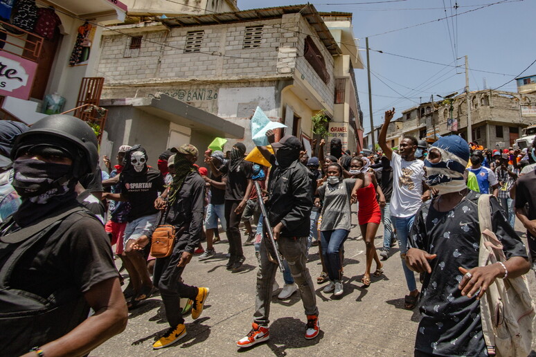 Bande armate a Port-au-Prince - RIPRODUZIONE RISERVATA
