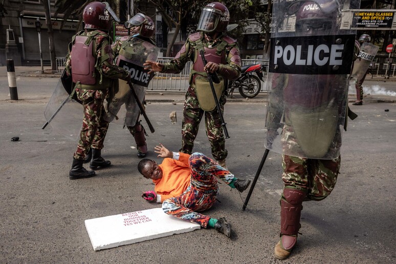 ++ Kenya: dimostranti assaltano il parlamento, almeno 3 morti ++