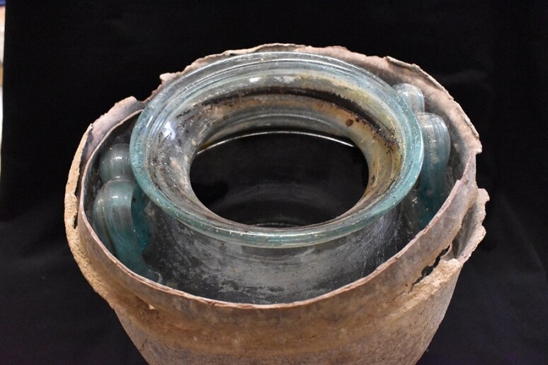 Il vino più antico del mondo è stato ritrovato in un’urna funeraria in vetro (fonte: Juan Manuel Román) - RIPRODUZIONE RISERVATA