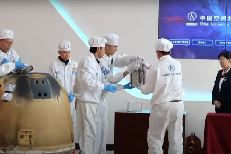 Inviati ai laboratori i primi campioni della missione cinese Chang’e 6 (fonte: CCTV) - RIPRODUZIONE RISERVATA