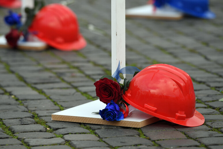 Una manifestazione per la sicurezza sul lavoro. Immagine d 'archivio - RIPRODUZIONE RISERVATA