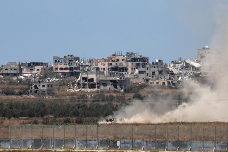 Israele continua le operazioni militari nella parte centrale e meridionale della Striscia © ANSA/EPA