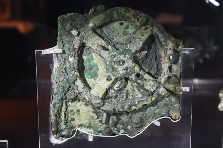 La macchina di Anticitera, conservata nel Museo archeologico nazionale di Atene (fonte: Mark Cartwright CC BY NC-SA) - RIPRODUZIONE RISERVATA