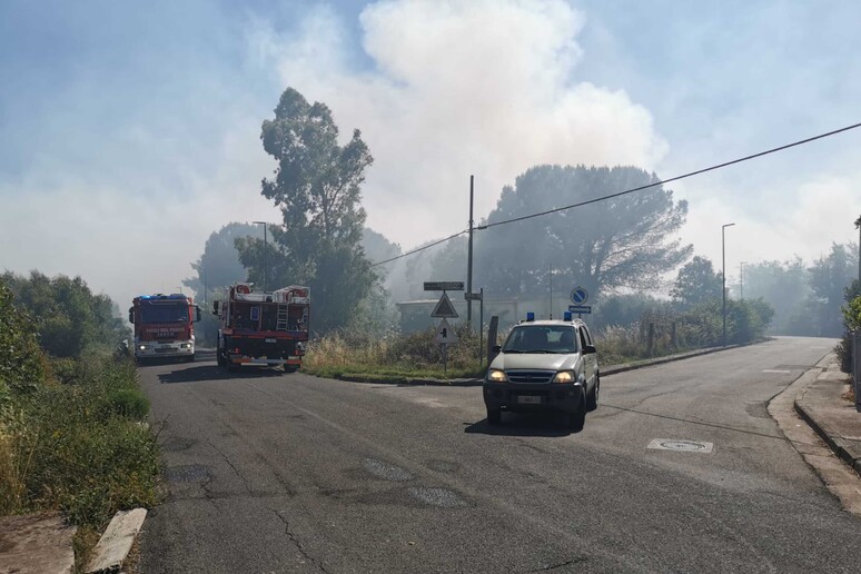57b7338a2206e2c169ebdb2df4b9ed49 Vasto incendio nelle campagne dell'Oristanese, case evacuate