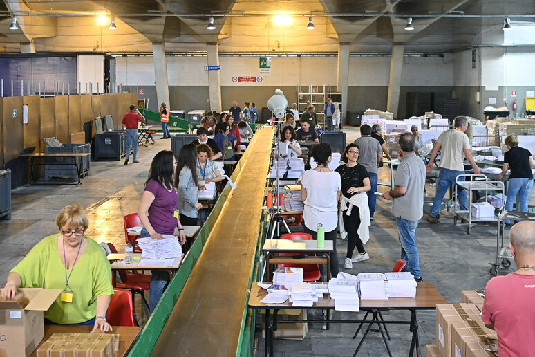 Elezioni: l 'arrivo delle schede elettorali - RIPRODUZIONE RISERVATA