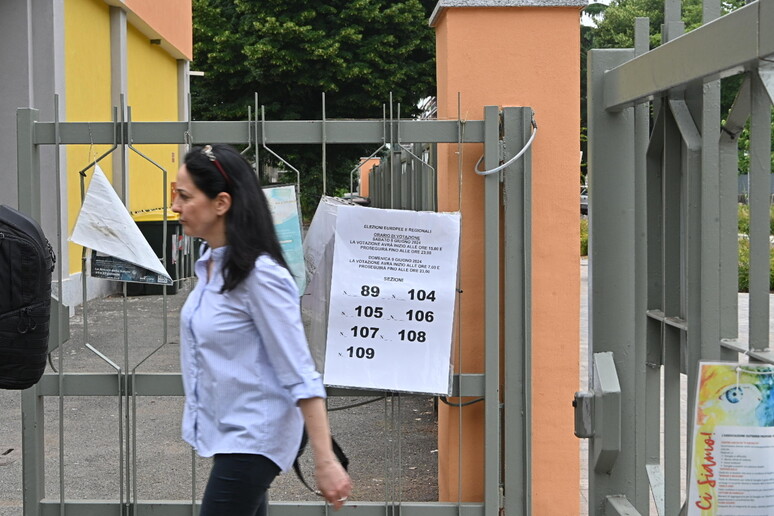 Attesa per l’apertura dei seggi a Torino