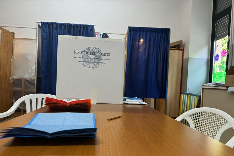 sezioni, seggio elettorale a Sulmona, elezioni, voto, urne cabina elettorale, generica - RIPRODUZIONE RISERVATA