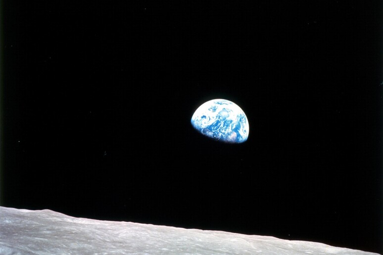 Morto l 'astronauta Usa che scattò la foto della  'terra che sorge ' - RIPRODUZIONE RISERVATA