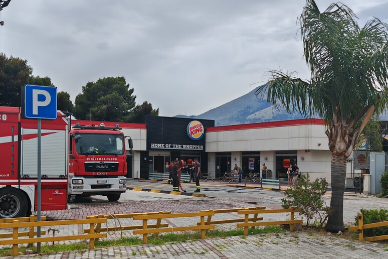 Incendio in fast food a Palermo, una giovane intossicata - RIPRODUZIONE RISERVATA