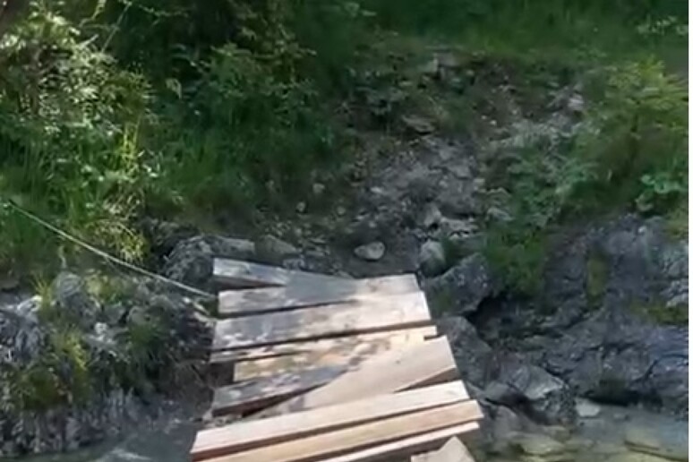 Cede passerella sul torrente, due ferite al campo scuola alpini