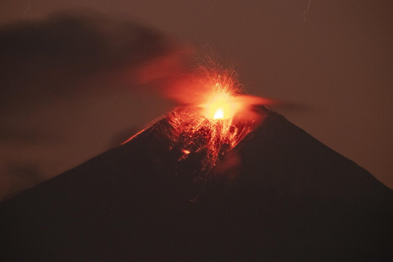 Fino a 15 esplosioni al minuto nel vulcano Sangay in Ecuador