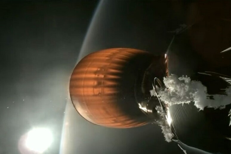 Un 'insolita formazione di ghiaccio sul secondo stadio del lanciatore Falcon 9 (fonte: SpaceX) - RIPRODUZIONE RISERVATA