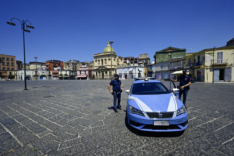 Un 'auto della polizia a Napoli (foto d 'archivio) - RIPRODUZIONE RISERVATA