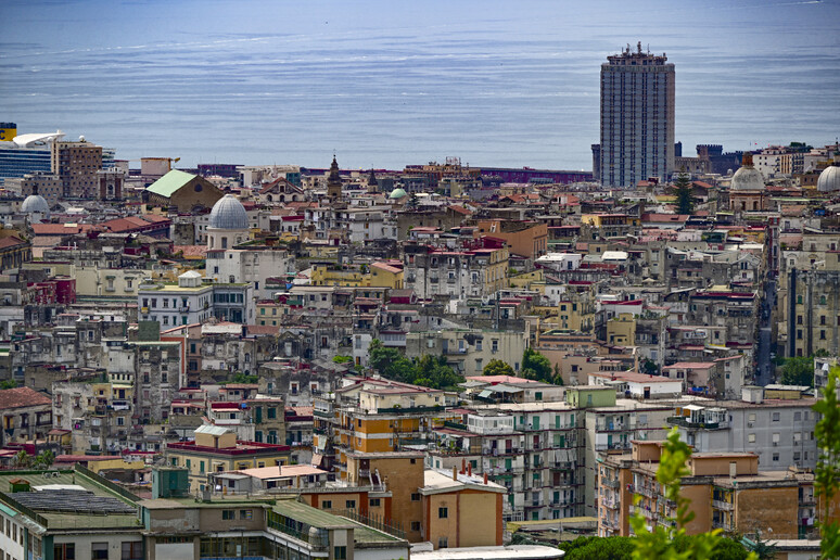 Centinaia di palazzi e case in un panorama di Napoli - RIPRODUZIONE RISERVATA