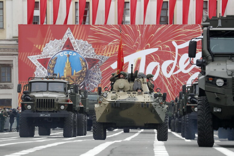 Parata di carri armati russi. Immagine d 'archivio - RIPRODUZIONE RISERVATA