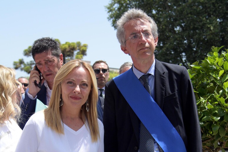 La premier Giorgia Meloni e il sindaco di Napoli Gaetano Manfredi - RIPRODUZIONE RISERVATA