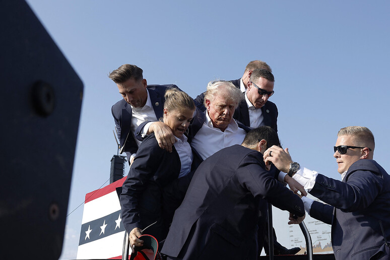 Trump sorretto dagli addetti alla sicurezza © ANSA/Getty Images via AFP