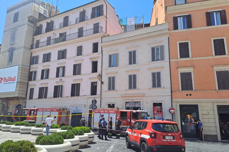 Fiamme in affittacamere al centro di Roma, nessun ferito - RIPRODUZIONE RISERVATA