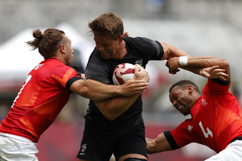 Rugby Scott Curry (C) of New Zealand in action against Dan Norton (R) and Dan Bibby (L) of Great Bri - RIPRODUZIONE RISERVATA