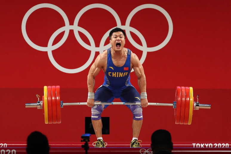 Sollevamento pesi Xiaojun Lyu of China competes in the men 's  81kg category group A during the Weigh - RIPRODUZIONE RISERVATA