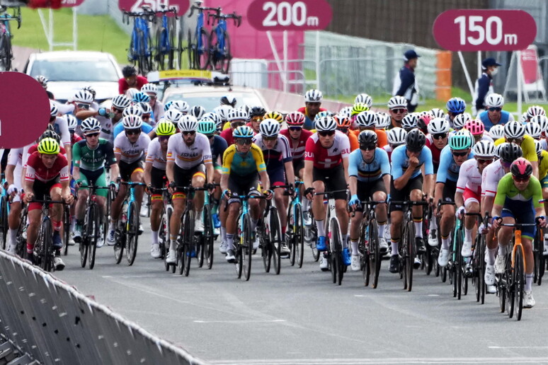 Riders enter the race track during the Road Cycling events of the Tokyo 2020 Olympic Games - RIPRODUZIONE RISERVATA