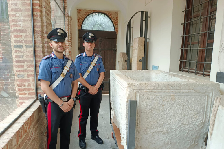 I carabinieri recuperano 2.400 monete d'epoca e un sarcofago