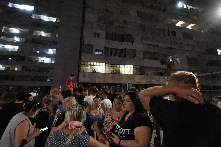 Due morti e 13 feriti per il crollo del ballatoio a Napoli