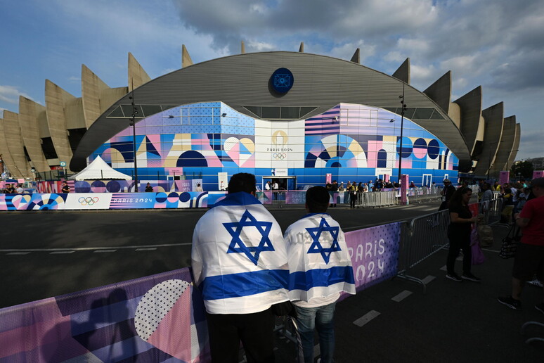 Tifosi israeliani allo stadio del Parco dei Principi assistono alla partita contro Mali © ANSA/EPA