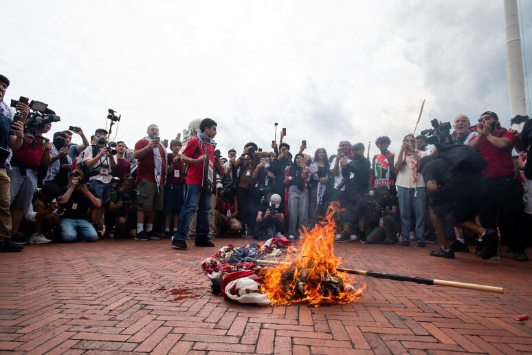 Casa Bianca condanna proteste pro Gaza bruciando bandiere © ANSA/AFP