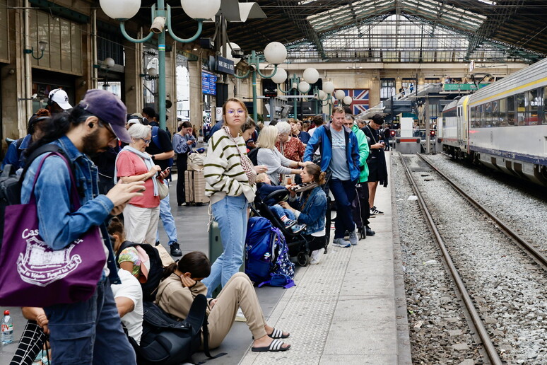 Passeggeri in attesa di un treno in Francia © ANSA/EPA