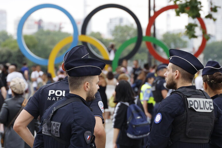 Polizia francese © ANSA/EPA