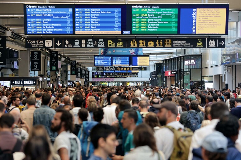 Passeggeri in stazione a Parigi © ANSA/AFP