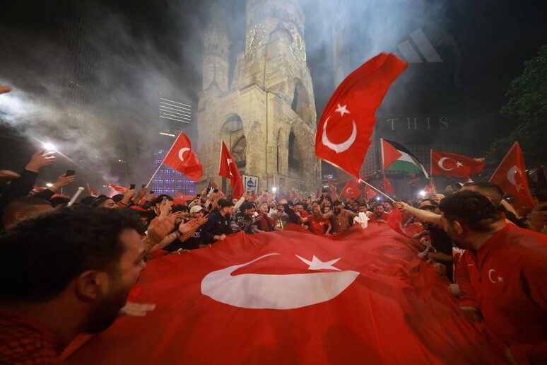 Tifosi turchi © ANSA/EPA