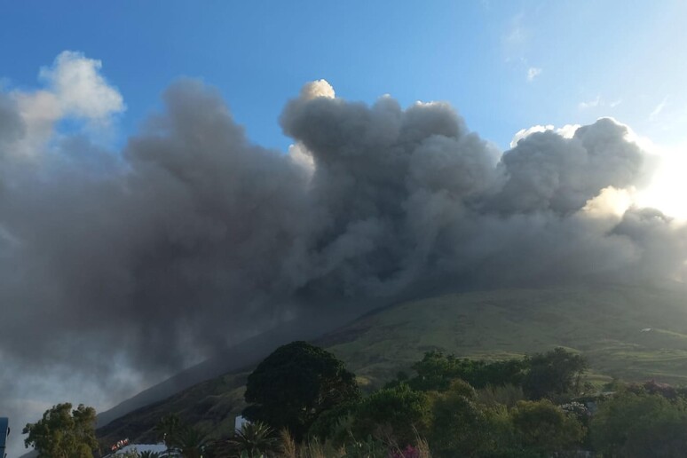 ++ Stromboli, intensa nube cenere lavica su sciara del fuoco ++ - RIPRODUZIONE RISERVATA