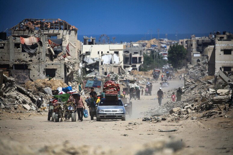 Palestinesi tra le macerie a Khan Yunis © ANSA/AFP