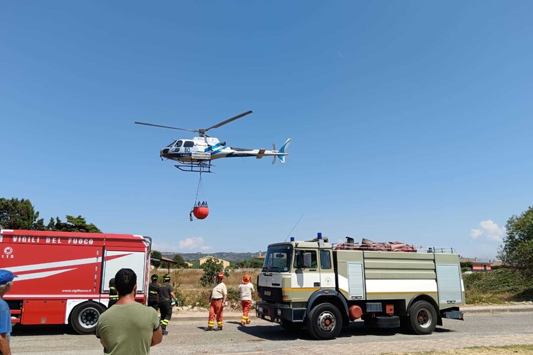 Incendio nel Sassarese, le fiamme sfiorano il centro abitato - RIPRODUZIONE RISERVATA