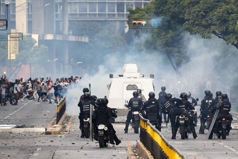 Manifestazione di protesta dopo le elezioni in Venezuela - RIPRODUZIONE RISERVATA