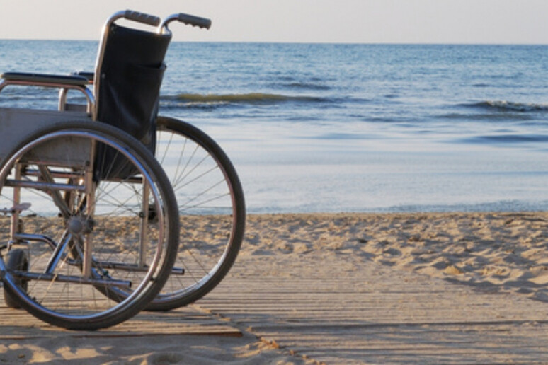 A Fiumicino la prima spiaggia libera accessibile a disabili - RIPRODUZIONE RISERVATA