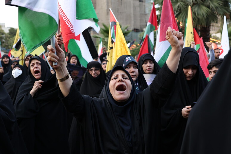 Iranians protest following Hamas political leader Haniyeh 's killing in Tehran © ANSA/EPA