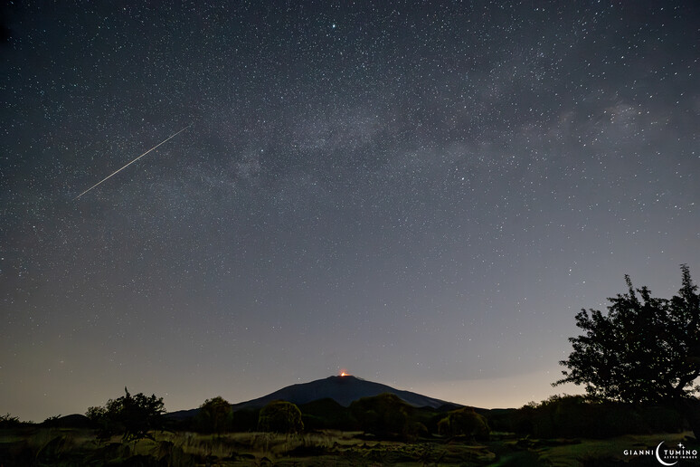 Una meteora sull 'Etna (fonte: Gianni Tumino, Uai) - RIPRODUZIONE RISERVATA