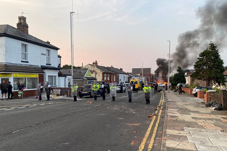 Scontri con la polizia vicino a una moschea dopo l 'attacco a Southport © ANSA/AFP