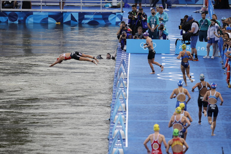 Atleta sulla Senna, durante le prove del triathlon © ANSA/EPA